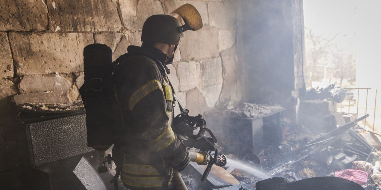 В Краматорске после авиаудара потушили пожар и спасли 3 человека (фото, видео)