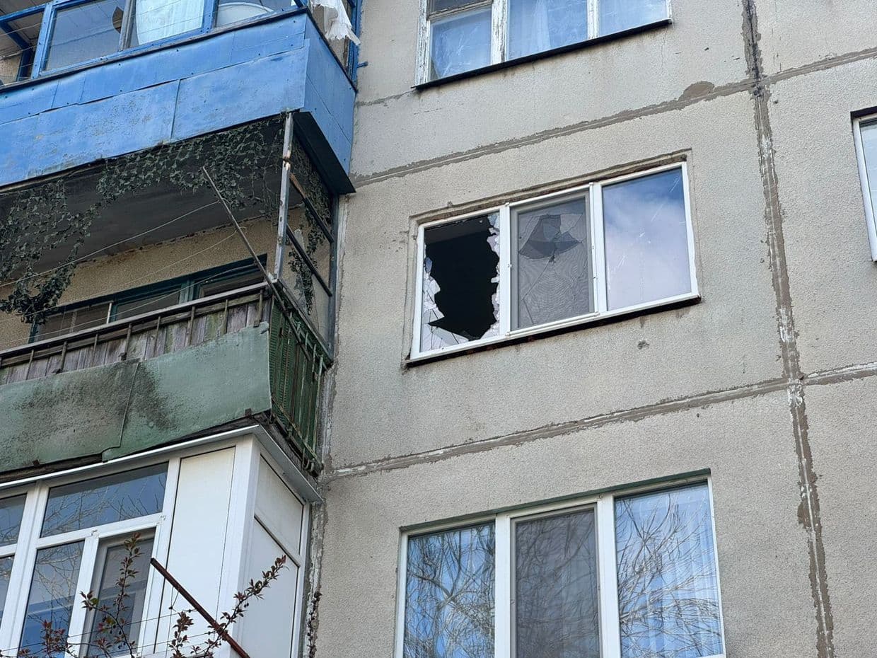 Словʼянськ знаходиться під атакою ворожих дронів: пошкоджено автівки і багатоповерхівку