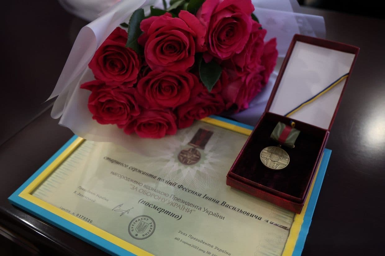 Семье погибшего бойца стрелкового батальона полиции Донетчины Ивана Фесенко вручили посмертную государственную награду (фото)
