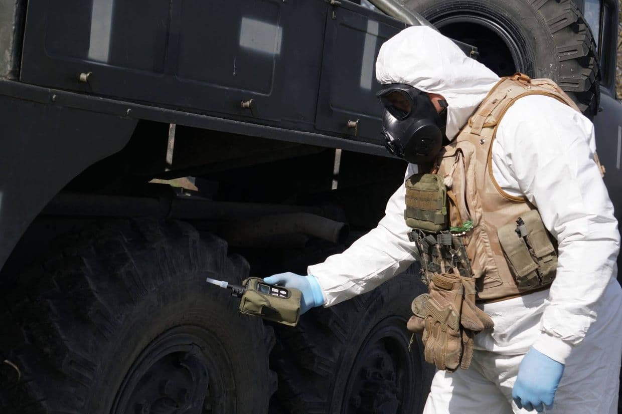 Украинский защитник в противогазе. Фото: Командование Сил поддержки Вооруженных Сил Украины