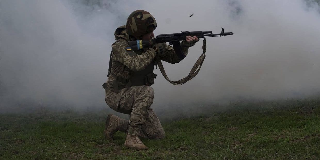 Стріляє український захисник. Фото: 121 ОБр ТрО