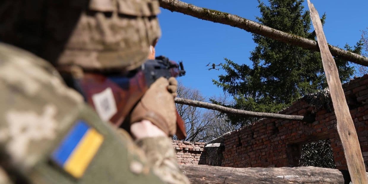 Український захисник стріляє по дрону. Фото: 114 ОБр ТрО