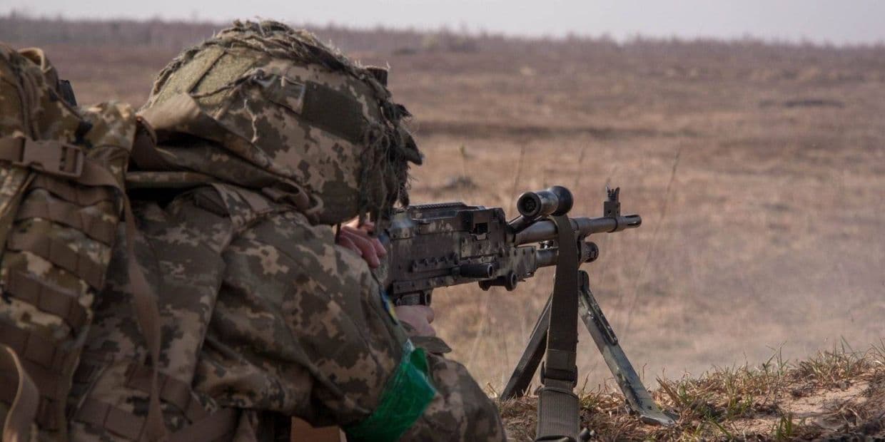 Стріляє український захисник. Фото: 8-й корпус Десантно-штурмових військ Збройних Cил України