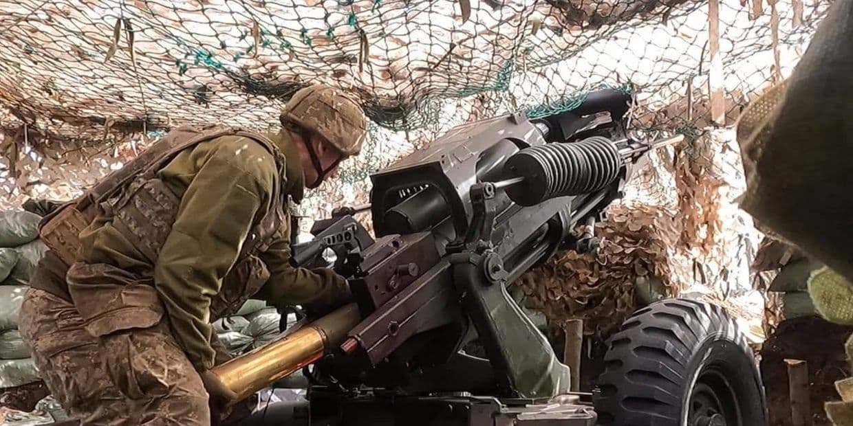 Український захисник заряджає гармату. Фото: ОК "Схід"