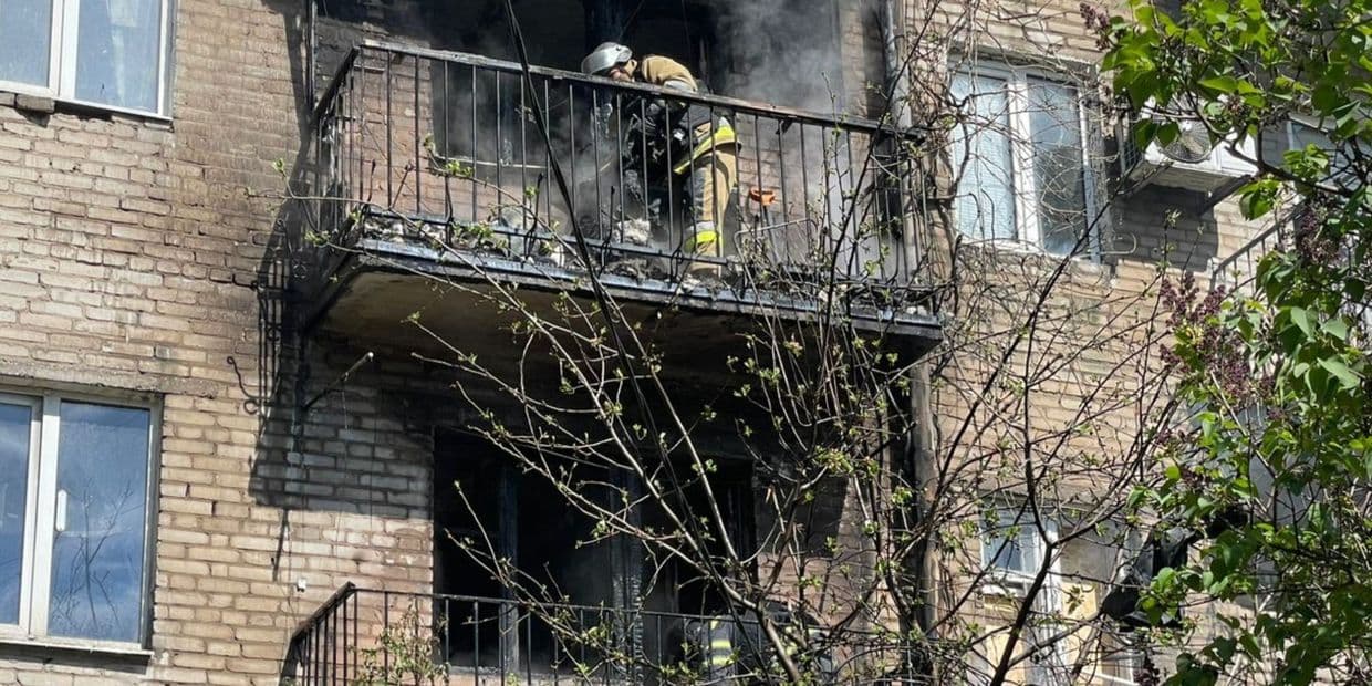 У Слов'янську вогнеборці гасили пожежу в 5-поверхівці під загрозою обстрілу (фото)