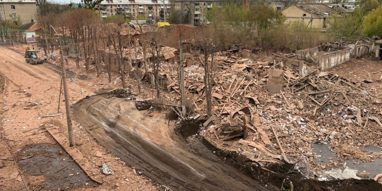 В Славянске увеличилось количество раненых: пострадал ребенок (фото, видео)