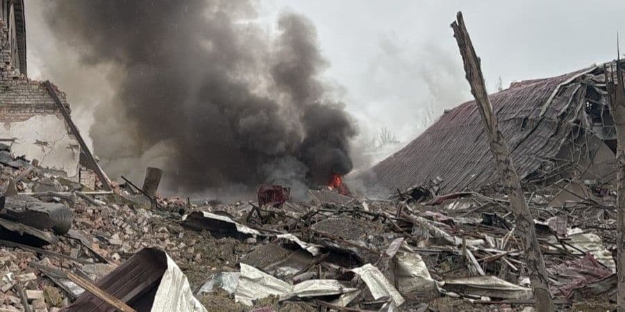 Рашисты ударили авиабомбами по центральной части Славянска: есть раненые и разрушения (фото, видео)
