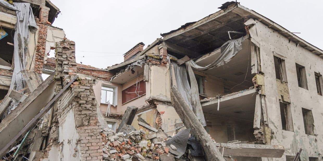 Враг постоянно атакует города в Донецкой области и не выбирает цели