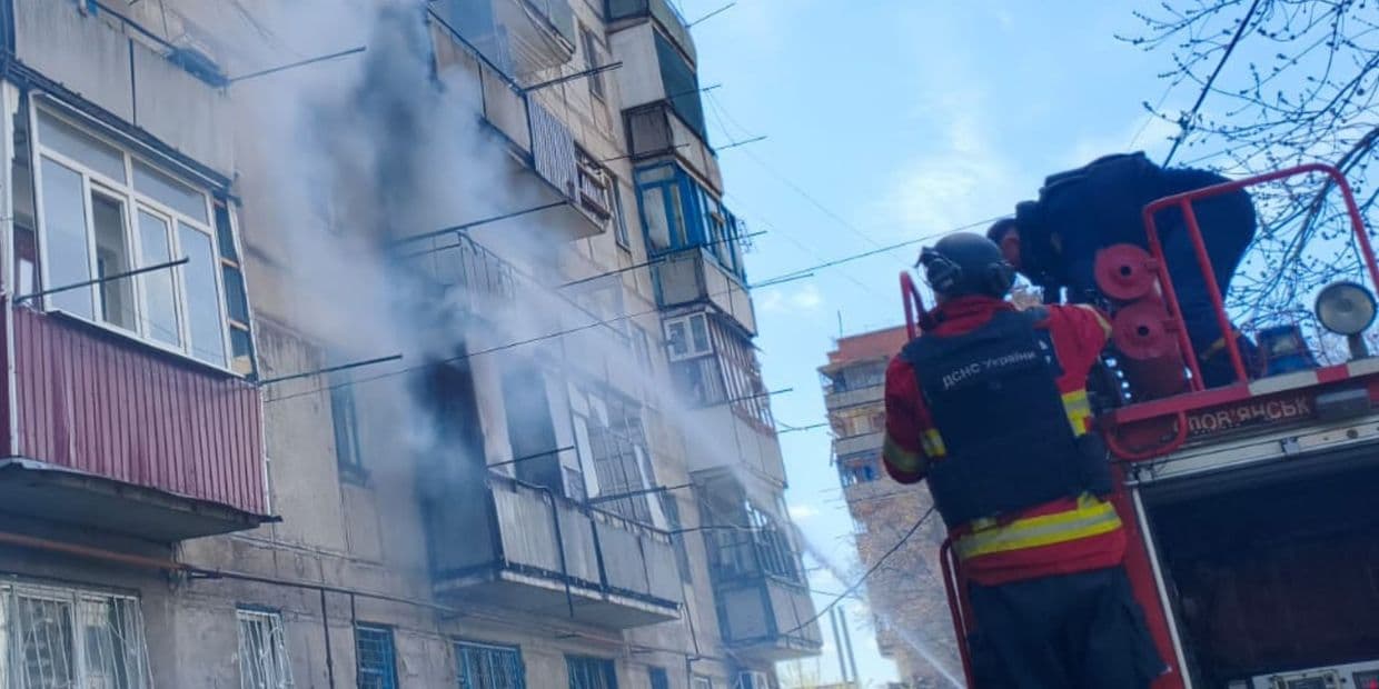 Унаслідок удару по Дружківці виникли пожежі з 2-го по 9-й поверхи у багатоповерхівці (фото, відео)