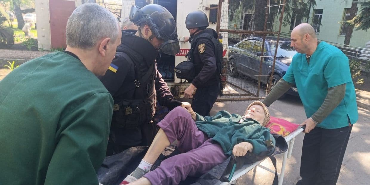 З Маяків на Донеччині вивезли двох жінок, одна з яких потребувала допомоги в перевезенні (фото)