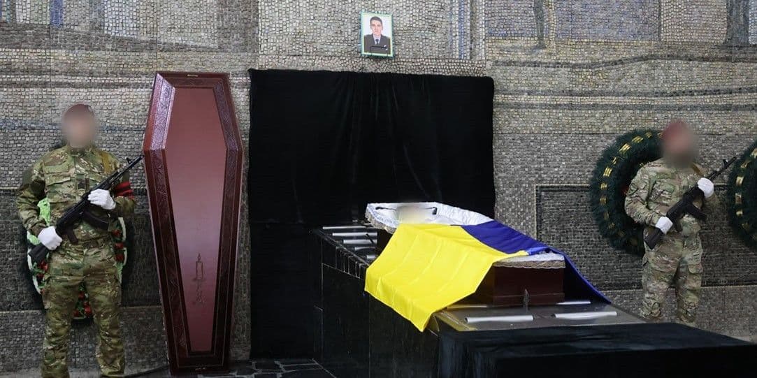 В останню путь провели поліціянта Романа Реву, померлого внаслідок бомбардування Краматорська (фото, відео)