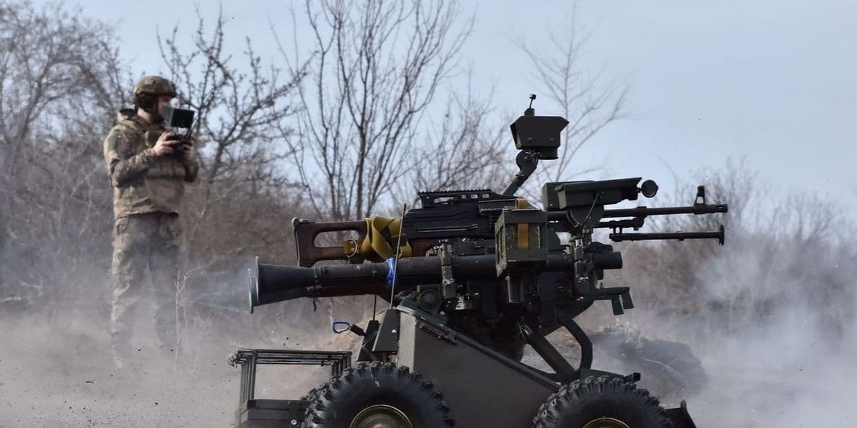 Український захисник керує бойовим НРК. Фото: 65 ОМБр