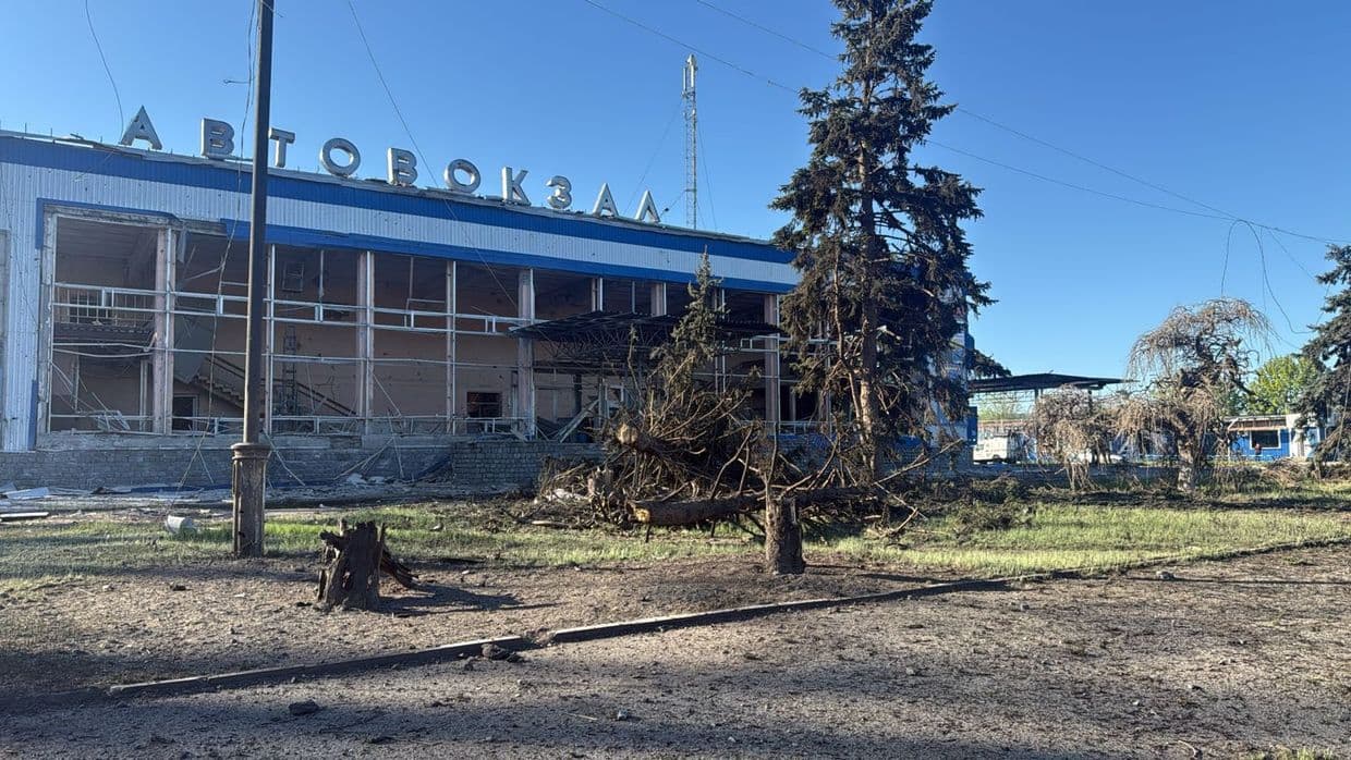 Рашисты сбросили управляемую авиабомбу на центр Славянска: ранен мужчина