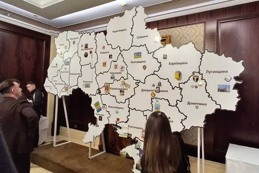 Интерактивная инсталляция на II Международном форуме сплоченности в Киеве, отражающая уникальность регионов Украины через символы их идентичности, партнерств и достижений. Фото: Facebook/Алексей Харченко