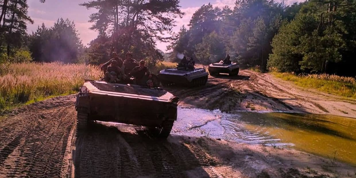 Украинские защитники на броне. Фото: 155 ОМБр