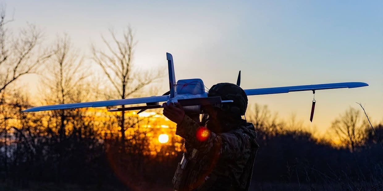 Український оператор безпілотного авіаційного комплексу "Avenger". Фото: 22 ОМБр