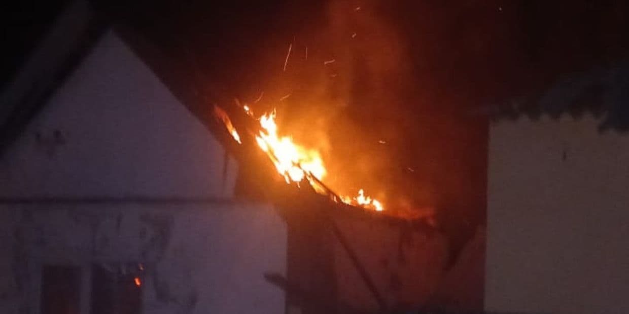 Вогнеборці показали, як уночі гасили пожежу в Ясногірці після дронового удару (фото, відео)