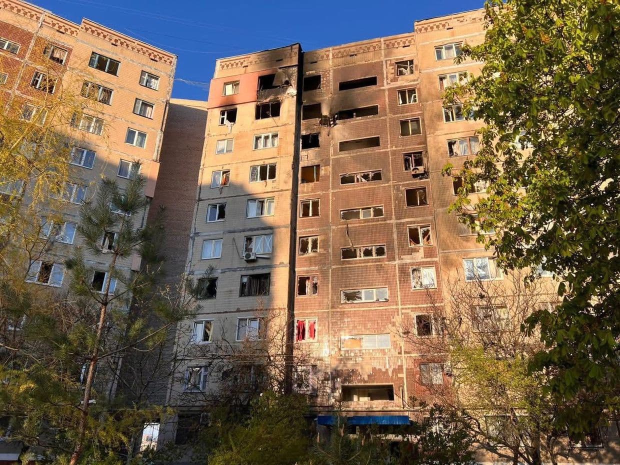 Російський ударний дрон влучив у багатоповерхівку в Краматорську: поранено жінку