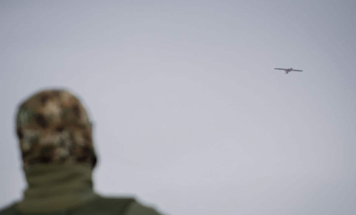 <em>Фото: окрема президентська бригада імені гетьмана Богдана Хмельницького. Український військовий і дрон</em>