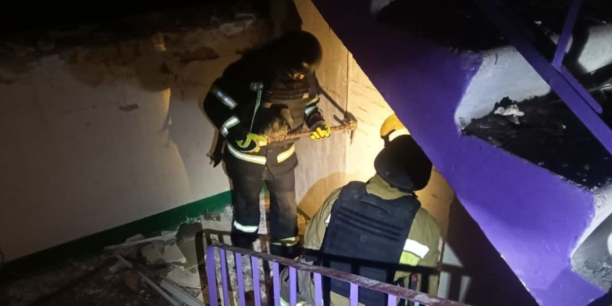 У Краматорську врятували жінку та ліквідували пожежу, виниклу внаслідок дронового удару (фото, відео)