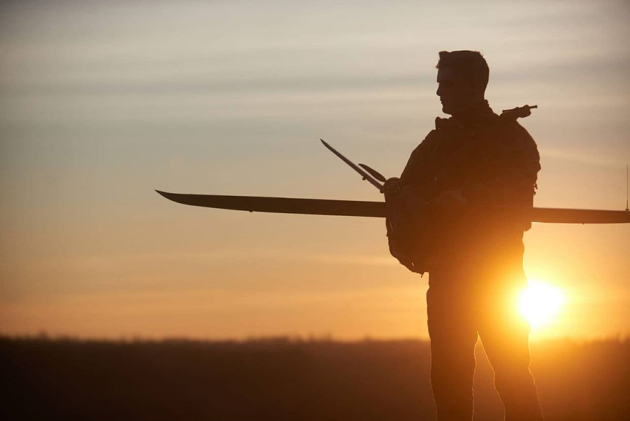 <em>Фото: Генштаб ЗСУ, з посту Олександра Сирського. Український військовий з дроном</em>