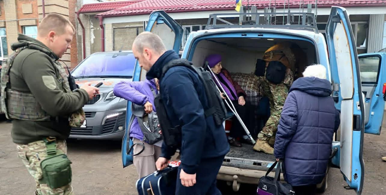 З прифронтової Дружківки екіпаж поліції "Білий янгол" евакуював 6 людей (відео)