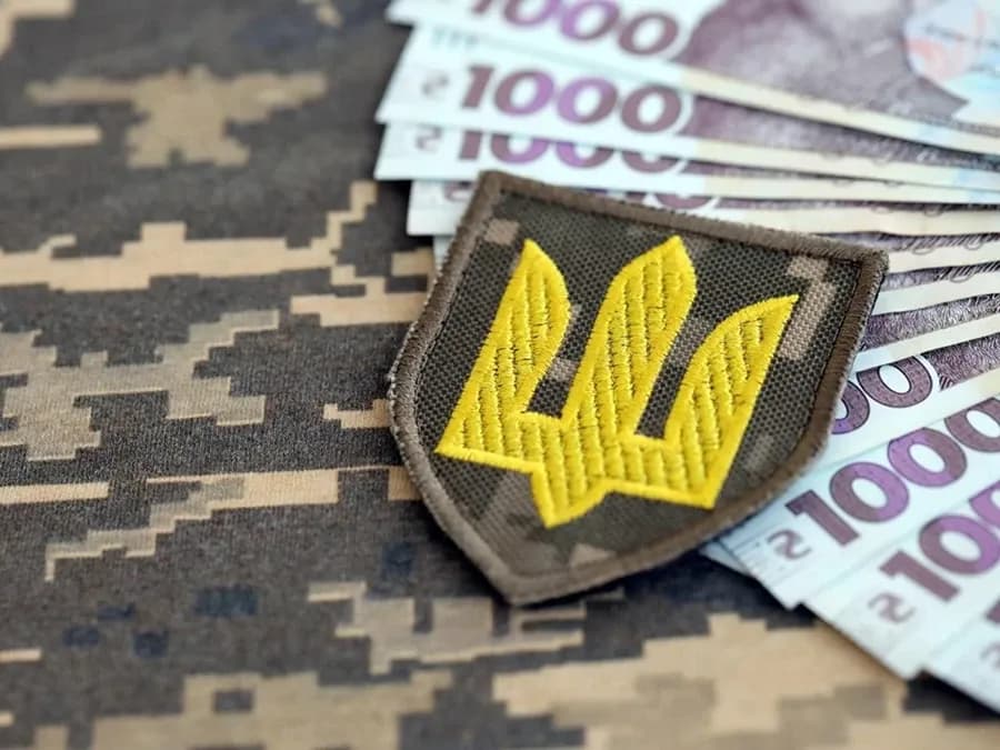 Гроші військовим. Фото: єОпора