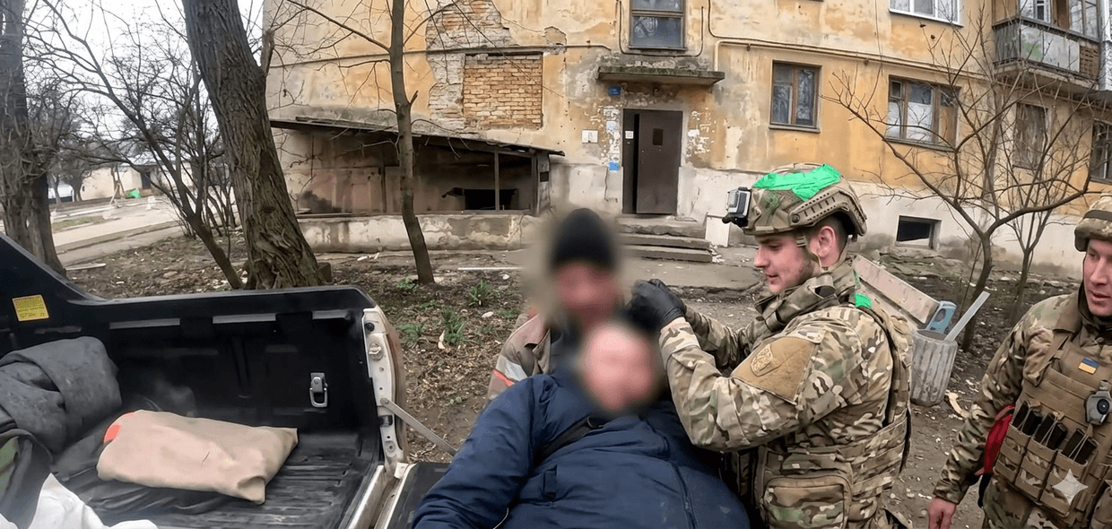 На Донеччині триває евакуація з прифронтової Миколаївки: правоохоронці вивозять маломобільних (відео)