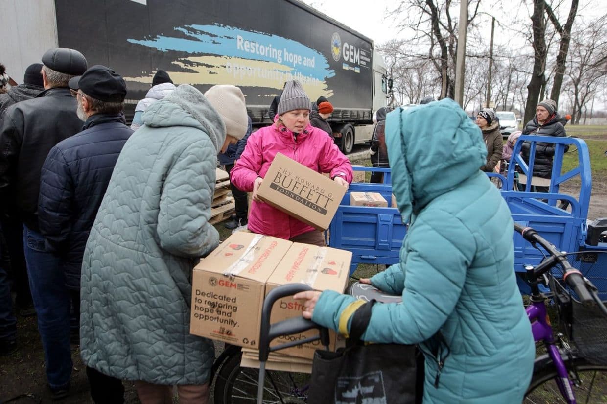 Роздача гуманітарної допомоги на Донеччині. Фото: з посту Донецької ОВА