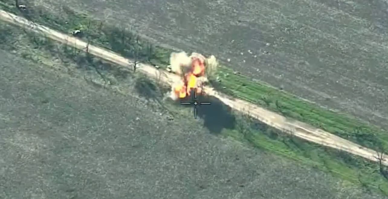 В окрестностях оккупированного Донецка украинские дронщики уничтожили грузовик с российскими военными (видео)