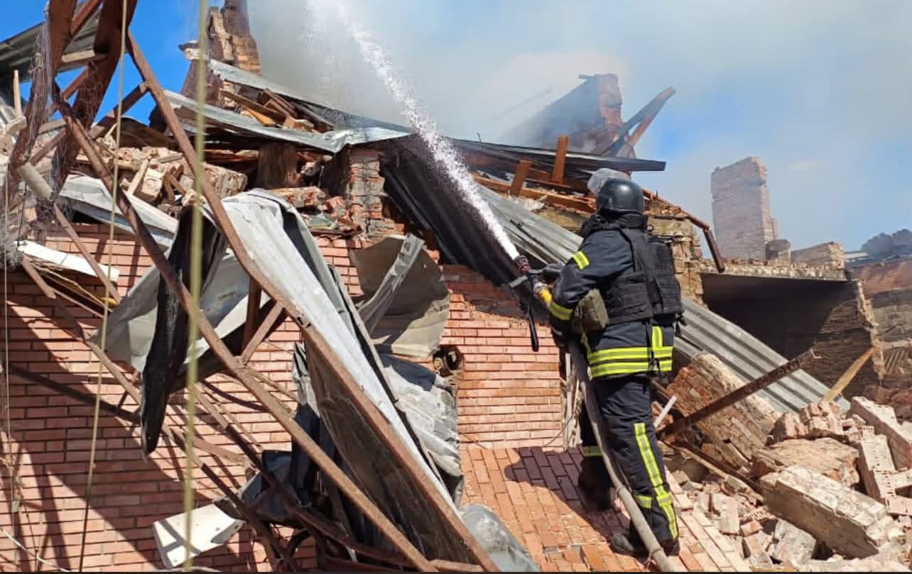 <em>У Слов’янську рятувальники ліквідували наслідки обстрілу і пожежі. Фото: ДСНС</em>