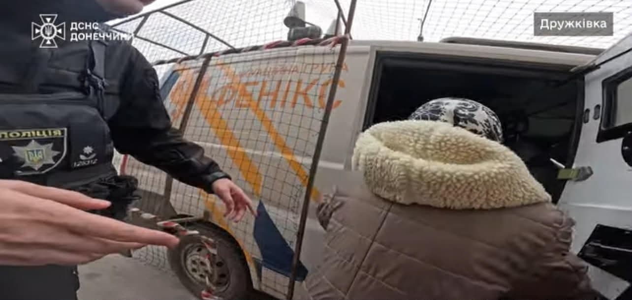 <em>Евакуацію продовжує "Фенікс" на Донеччині. Скрін з відео. </em>