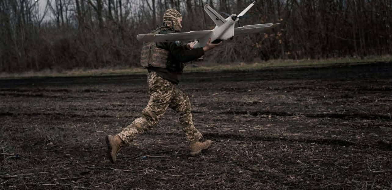 <em>Фото: 31-я ОМБр. Украинский военнослужащий с дроном.</em>