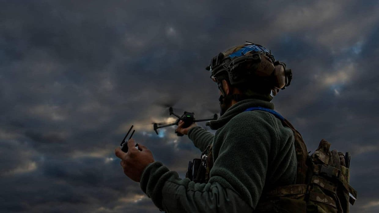 <em>Фото из поста Сирского: украинский военный с дроном</em>