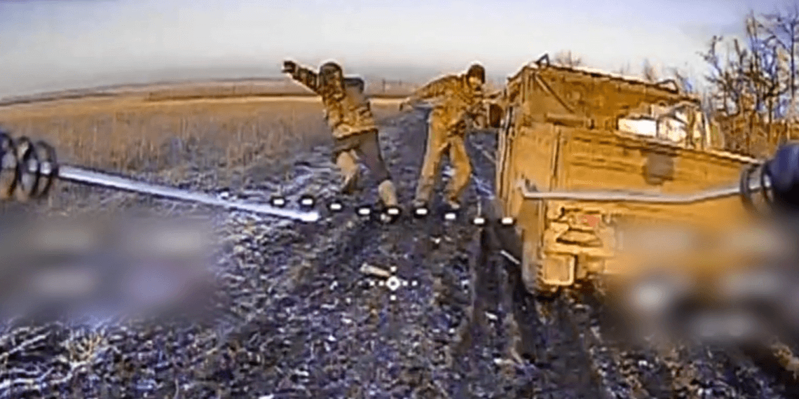 Прикордонні дронарі показали, як нищать окупантів FPV-дронами на оптоволокні (відео)