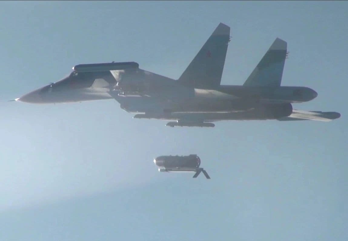 Російський бойовий літак скидає бомбу. Фото з відкритих джерел