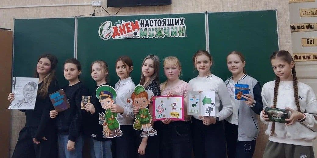 Ученицы оккупированной Старобельской средней школы №1. Фото из открытых источников