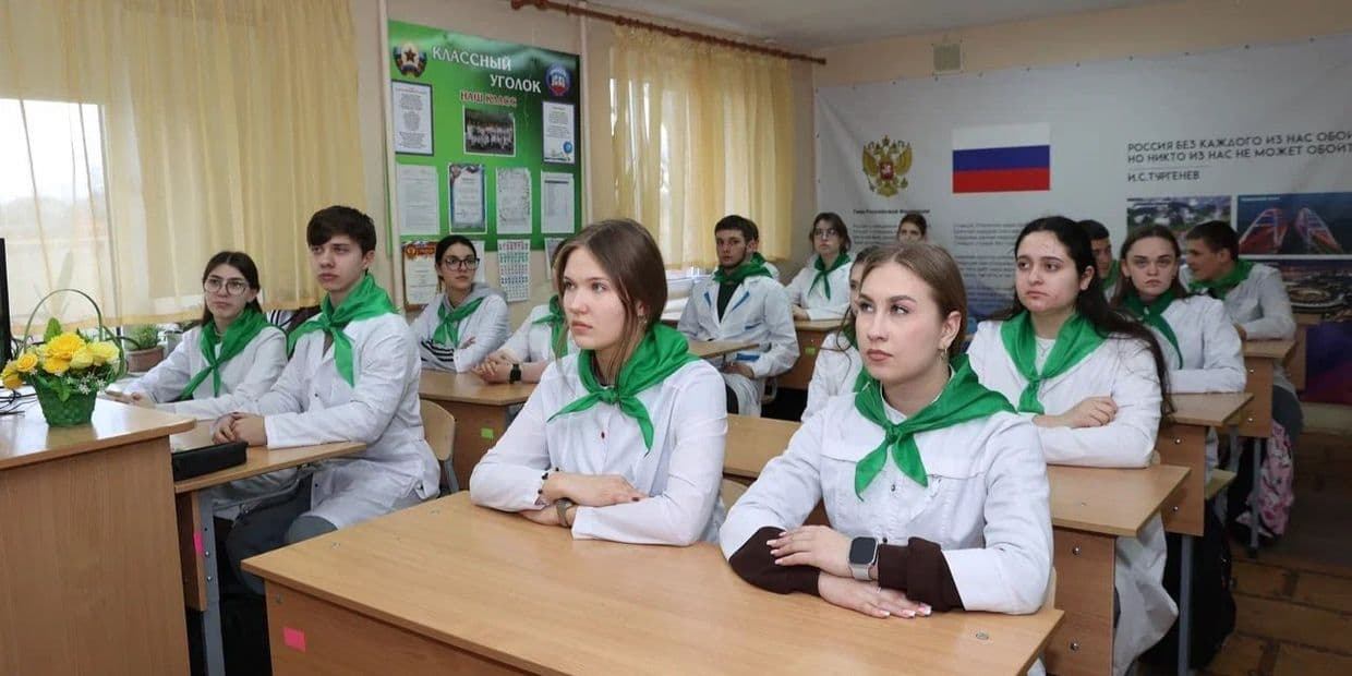Здобувачі освіти в окупованому Луганському медико-біологічному ліцеї-інтернаті. Фото з відкритих джерел