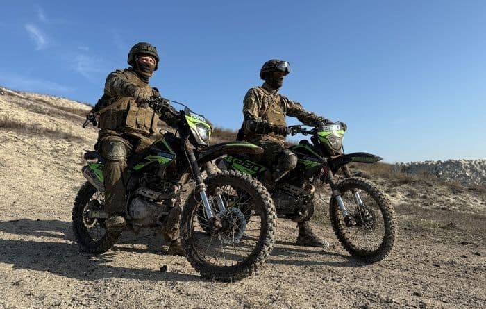 Бійці російської окупаційної армії на мотоциклах. Фото з відкритих джерел