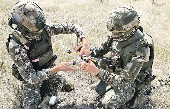 Бійці російської окупаційної армії з дроном. Фото з відкритих джерел