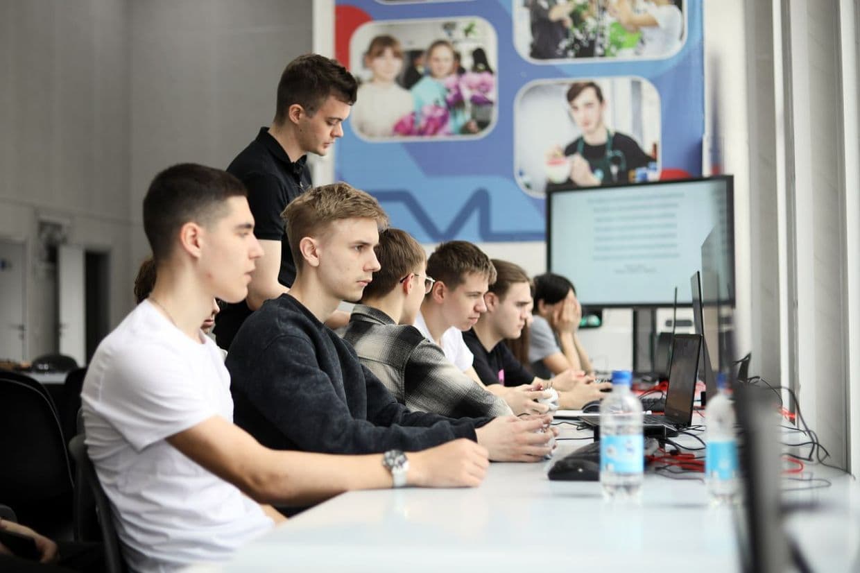 Школярі окупованої Луганщини. Фото з відкритих джерел