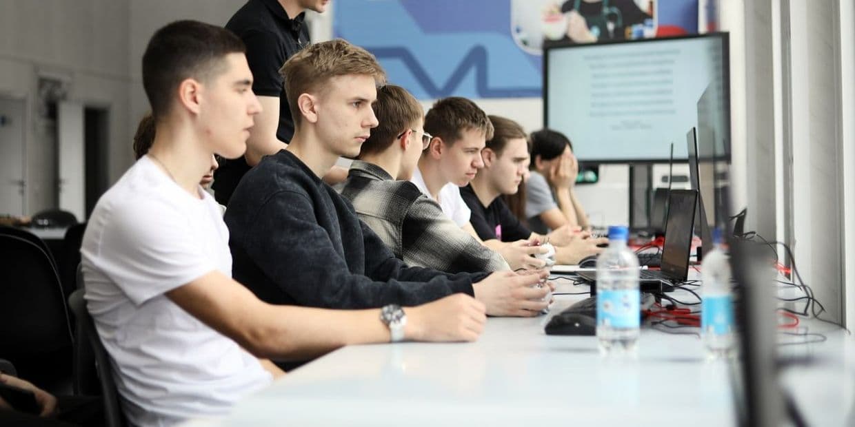 Школярі окупованої Луганщини. Фото з відкритих джерел