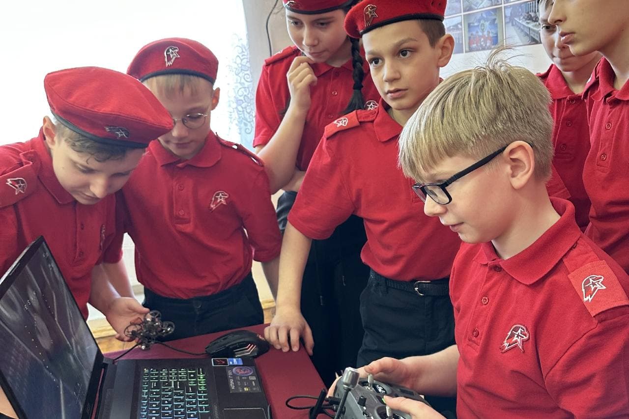 Окупаційна "Юнармія". Фото з відкритих джерел