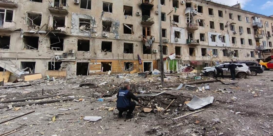 Рашисти скинули на середмістя Краматорська ФАБ-250: 2 з 10 поранених у важкому стані (фото)