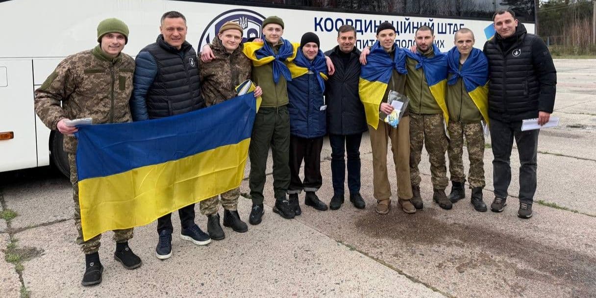 В одного з повернутих сьогодні цивільних критичний стан: ЧМТ, забої внутрішніх органів, спалена шкіру через тортури (фото)