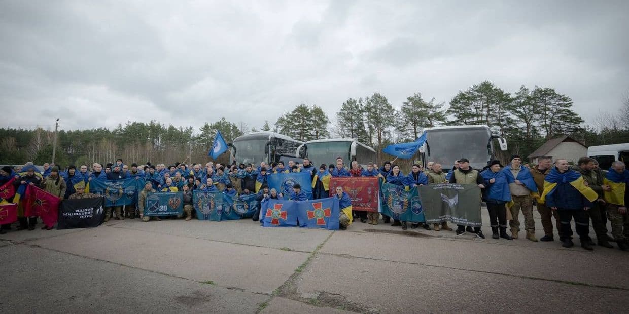 Практично усі звільнені сьогодні бранці Кремля утримувалися в полоні з 2022 року (фото, відео)