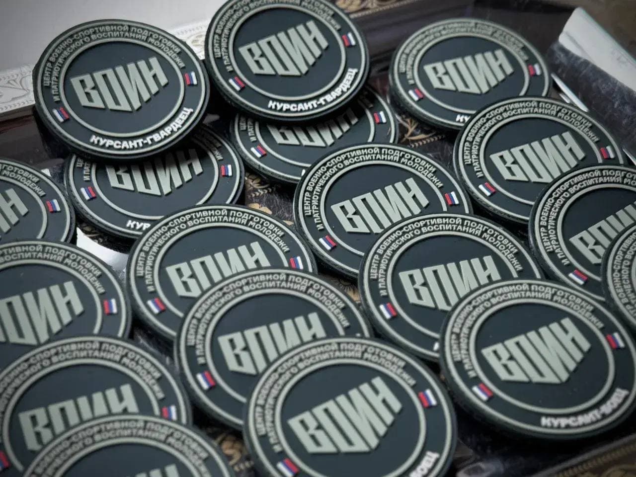 Шеврони окупаційного мілітаристського центру "Воїн". Фото з відкритих джерел