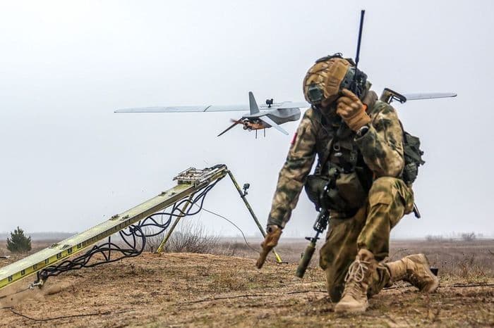 Боєць російської окупаційної армії під час запуску БпЛА. Фото з відкритих джерел