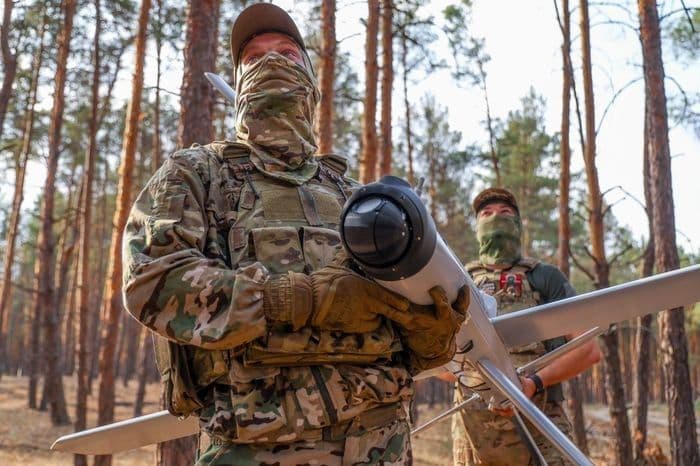 Бійці російської окупаційної армії з дроном. Фото з відкритих джерел