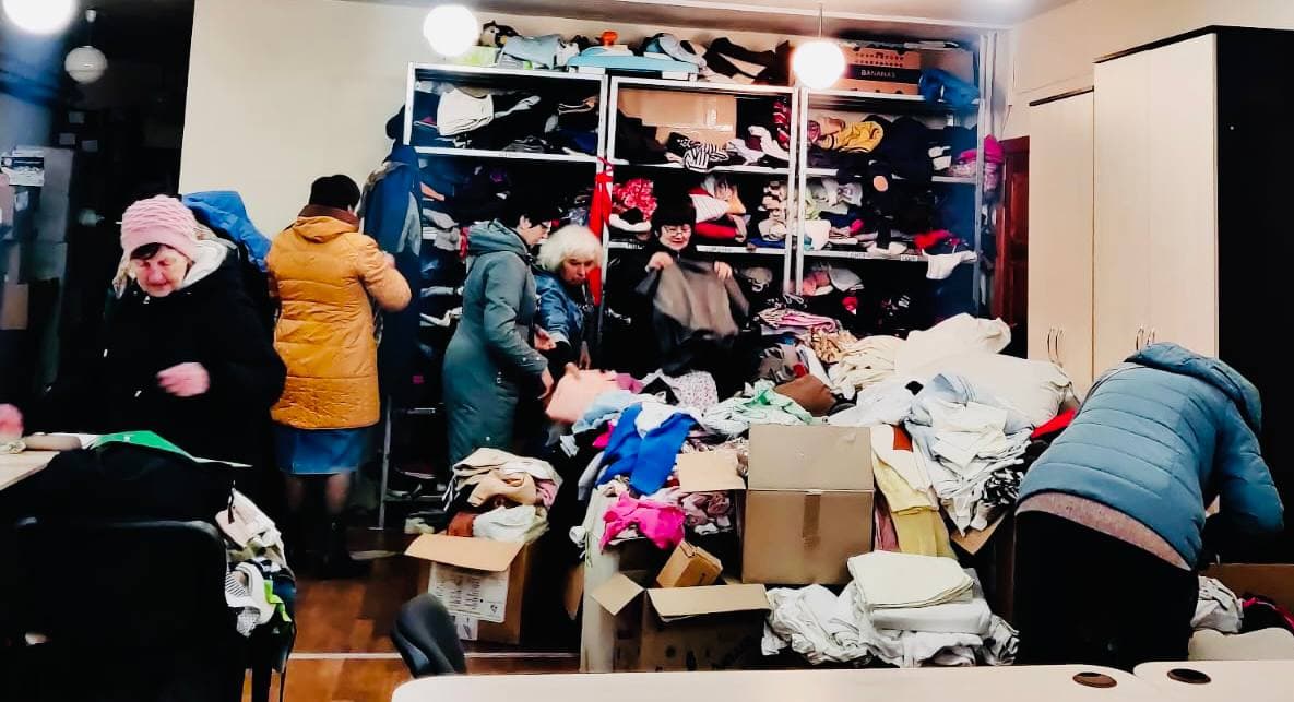 У покровському хабі в Дніпрі триває гуманітарна видача речей від благодійників (фото)